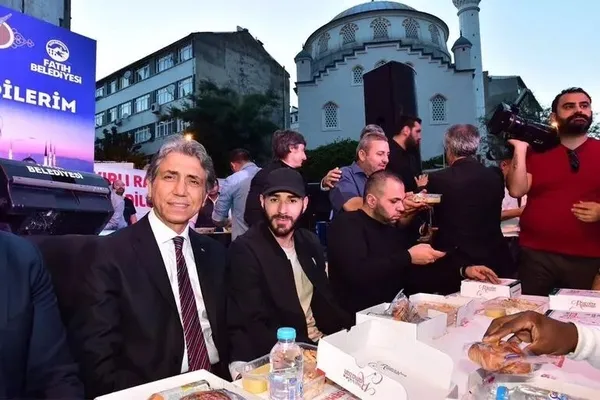 1649320569415.jpeg Karim Benzema Ramazan ayında kariyer rekorunu kırdı! Akıllara 5 yıl önce Fatih'te katıldığı iftar programı geldi-5
