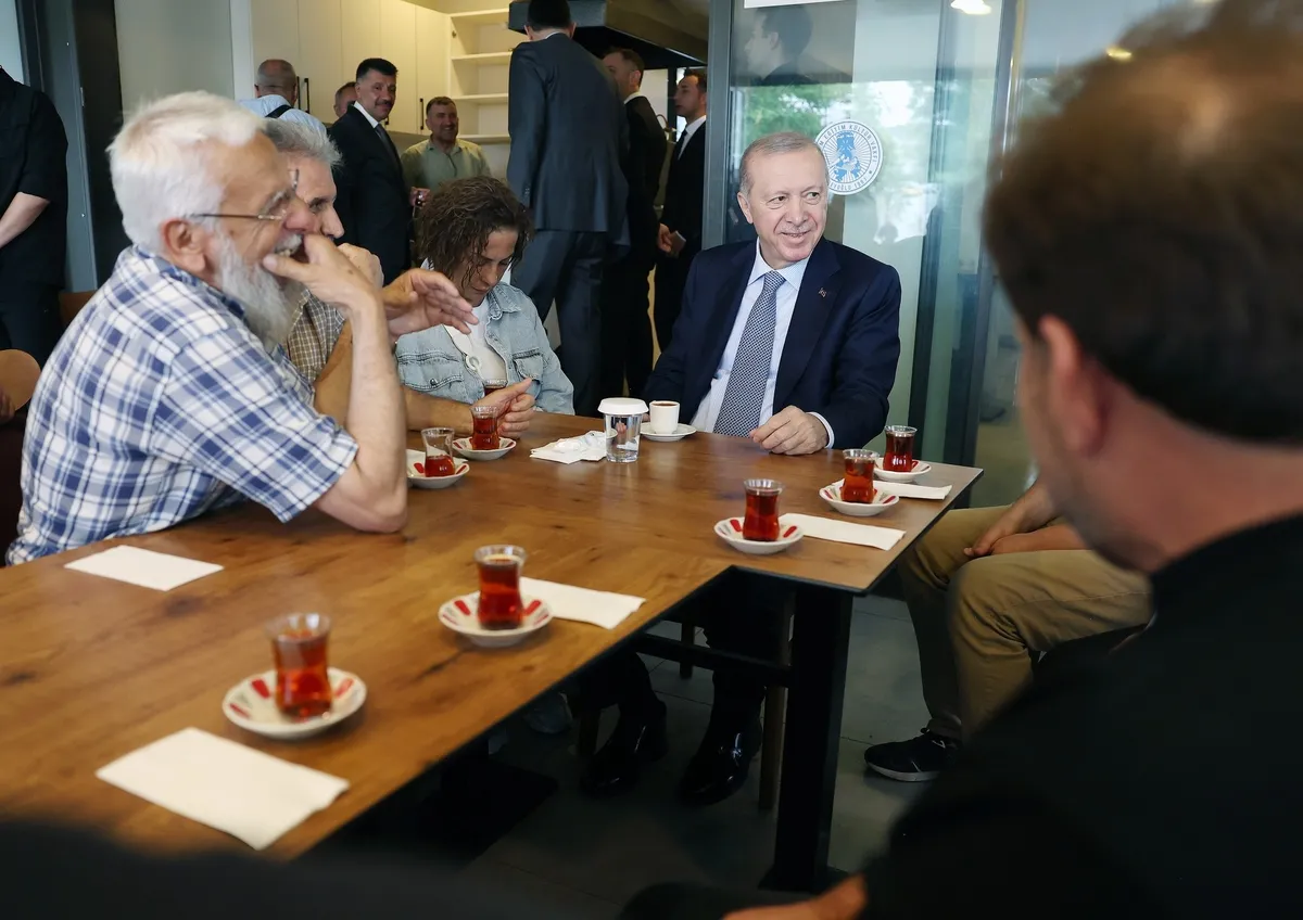 Başkan Erdoğan Beyoğlu'ndaki Erzurum Vakfı lokalinde vatandaşlarla buluştu-3