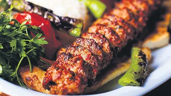Vedat Milor, Adana'da yemek yerken ölümden döndüğünü anlattı-1