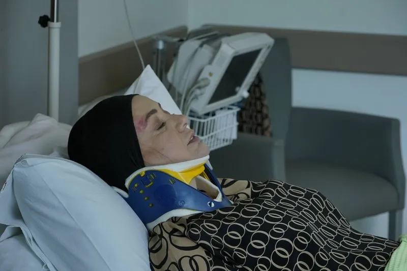 kizilcik-serbetinde-olum-sahnesi-ifsa-oldu-o-cekim-hatasi-ayriligi-ele-verdi-kivilcim-ve-omer-1712073937082.jpg Kızılcık Şerbeti'nde ölüm sahnesi ifşa oldu! O çekim hatası ayrılığı ele verdi: Doğa ve Görkem...-6