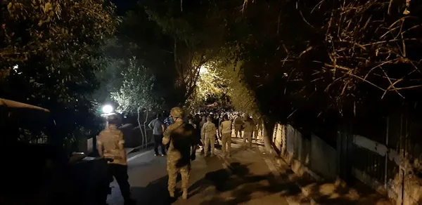 lubnanda-ermeni-tasnak-partisili-bir-grup-ermeni-turk-buyukelciligine-girmeye-calisti-1603745596613.jpg Lübnan'da Ermeni Taşnak Partili bir grup Ermeni, Türk Büyükelçiliğine girmeye çalıştı!-3