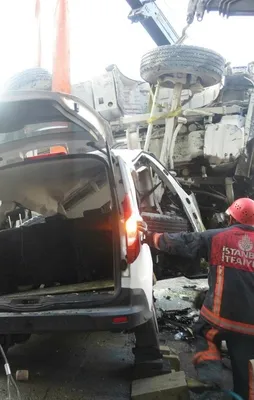 Kadıköy'de beton mikseri aracın üzerine düştü