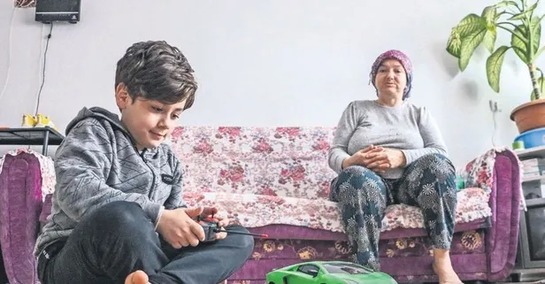 Küçük adamın büyük vefası: 10 yaşındaki Atacan babasının kapı dışarı ettiği annesinin eli ayağı oldu