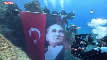 Kaş’ta dalışçılardan Atatürk’e saygı dalışı