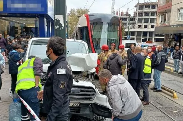 Zeytinburnu'nda tramvay kazası! Panelvanla çarpıştı