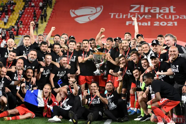 Ziraat Türkiye Kupası'nı kazanan Beşiktaş kupayı kaldırdı! İşte kutlamalardan kareler... - 29