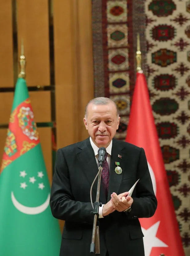 baskan-erdogana-turkmenistan-devlet-is-birligi-nisani-serefle-tasiyacagim-1638030098322.jpeg
