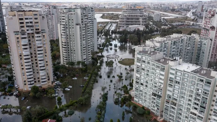 turkiye-firtina-ve-yagis-etkisinde-agaclar-devrildi-tekneler-batti-seferler-iptal-edildi-istanbul-izmir-antaly-1700992304764.jpeg Türkiye fırtına ve yağış etkisinde! Ağaçlar devrildi, tekneler battı, seferler iptal edildi... | İstanbul, İzmir, Antalya'da son durum-6