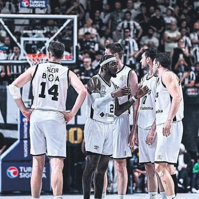 Kartal potada tarih yazıyor
