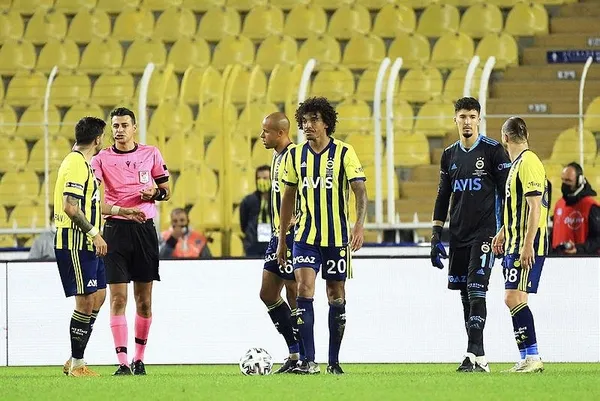 Fenerbahçe’nin hocası Erol Bulut milli arada ev ödevine çalışıyor-4