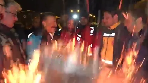 ates-basinda-korku-dolu-anlar-saglik-bakani-fahrettin-kocanin-yaninda-patladi-1676499424109.jpg Ateş başında korku dolu anlar! Sağlık Bakanı Fahrettin Koca'nın yanında patladı-3