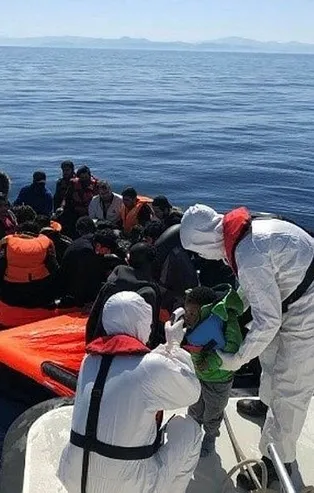 Son dakika: İzmir'de Yunan Sahil Güvenlik unsurlarınca Türk kara sularına itilen 30 göçmen kurtarıldı