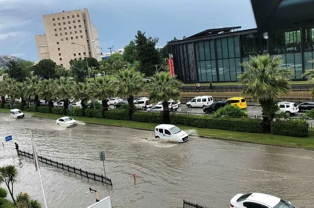 Meteorolojiden yapılan uyarılar sonrası rögarlar taştı ceviz büyüklüğünde dolu yağdı! Samsun, Ordu ve Bursa...