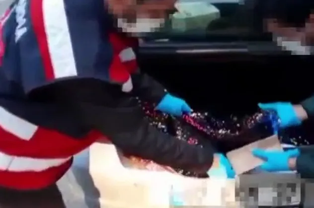 Kilolarca eroini kadın elbiselerinin astarlarına gizlediler
