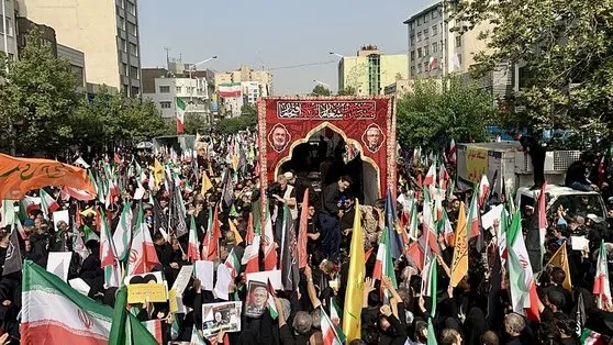 Tahran’da binlerce İranlı sokaklarda! İsrail saldırılarında hayatını kaybedenler için cenaze töreni