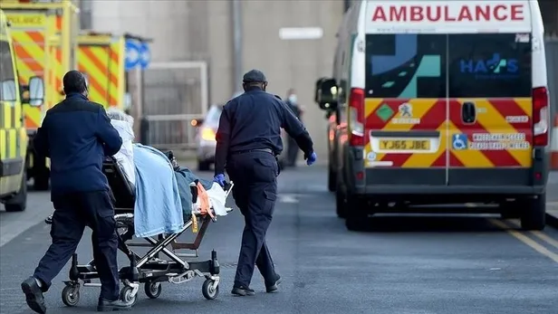 ingilterede-saglik-krizi-buyuyor-ambulans-calisanlari-da-greve-gidecek-1674075312670.jpeg