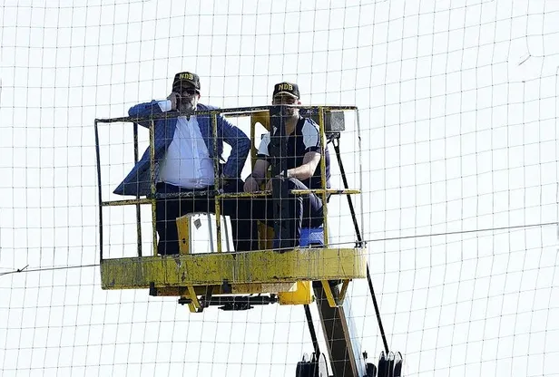Adana Demirspor Başkanı Murat Sancak'ı ceza durduramadı! Vinçe çıkıp maç izledi-1