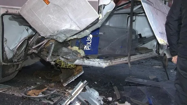 SON DAKİKA: Seyrantepe'de TEM'i kilitleyen kaza!-4