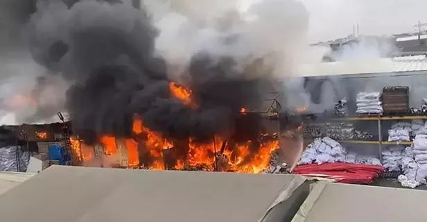 Son dakika: İstanbul Arnavutköy'de bir plastik deposunda yangın! İşçiler hastaneye kaldırıldı