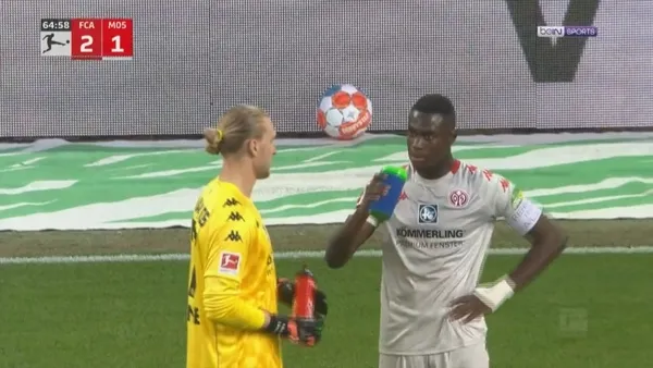 bundesligada-tarihe-gecen-olay-mainz-05-formasi-giyen-moussa-niakhatenin-orucunu-acmasi-icin-hakem-oyunu-durdu-1649434773280.jpg Bundesliga'da tarihe geçen olay! Mainz 05 forması giyen Moussa Niakhate'nin orucunu açması için hakem oyunu durdurdu-4