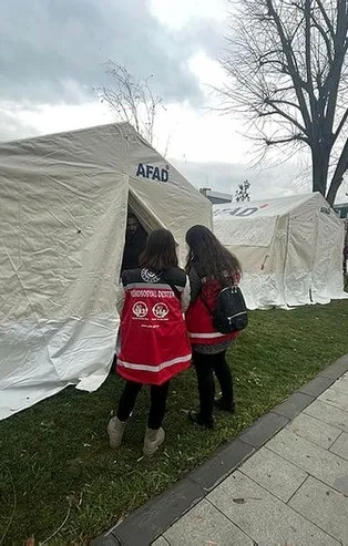 Artık eski Türkiye yok! Deprem bölgesine hızlı yardım: 1999 depreminde 3 gün sonra gidilmişti yeni Türkiye'de 3 saatte