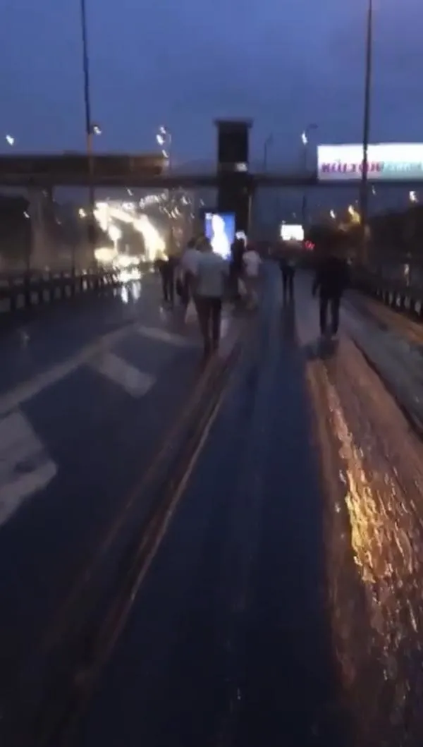 istanbulun-toplu-tasima-cilesi-bitmiyor-metrobusler-pes-pese-kaza-yapti-1691746936125.jpeg İstanbul'un toplu taşıma çilesi bitmiyor! Metrobüsler peş peşe kaza yaptı-3