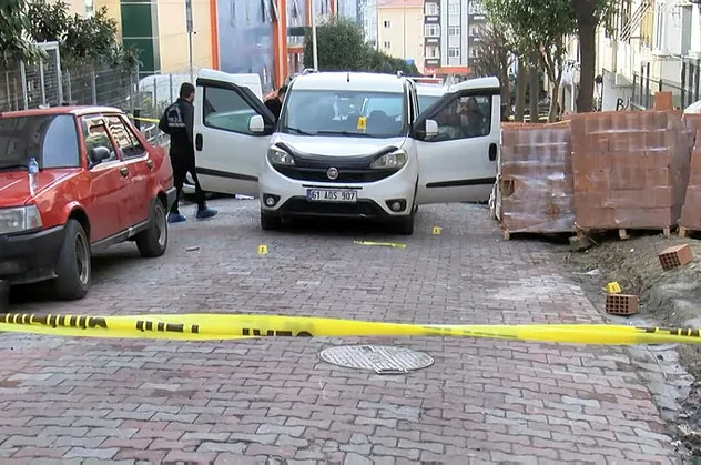 Bahçelievler'de parasını alamayan işçilerle inşaat sahipleri birbirine girdi! Sopalı silahlı kavgada 5 yaralı