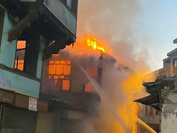 Bursa'da tarihi bina yanarak kül oldu-2