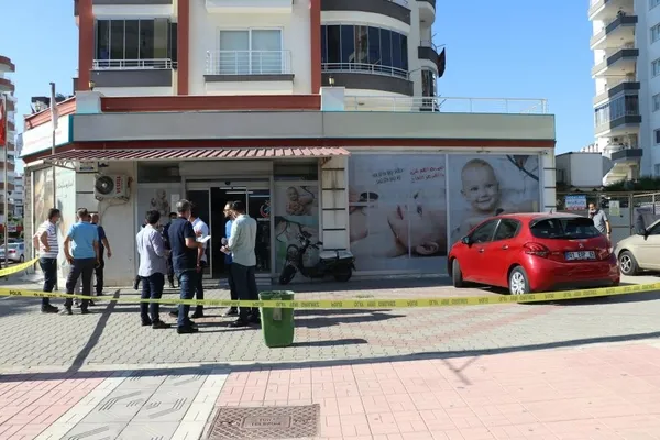 mersinde-doktor-dehseti-meslektasinin-uzerine-once-kaynar-su-doktu-pompali-tufekle-oldurdu-1634719506679.jpg Mersin'de doktor dehşeti! Meslektaşının üzerine önce kaynar su döktü pompalı tüfekle öldürdü-4