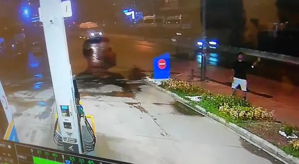 izmirde-korku-dolu-anlar-oyuncak-el-bombasini-akaryakit-istasyonuna-firlatti-1627193275631.jpg İzmir'de korku dolu anlar! Oyuncak el bombasını akaryakıt istasyonuna fırlattı-3