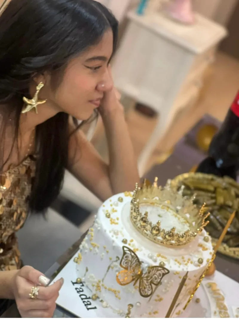 tarik-mengucten-sutlu-cikolatam-dedigi-kizina-duygusal-kutlama-goren-hayran-kaldi-1775547918706.jpg Tarık Mengüç'ten “Sütlü çikolatam” dediği kızına duygusal kutlama! Gören hayran kaldı-3