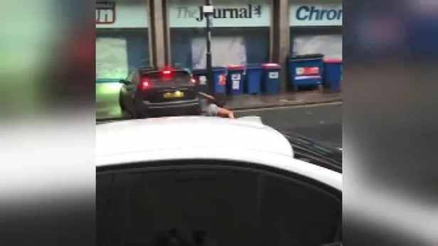 Sokak ortasında rezalet! Topuklu ayakkabı terörü... Genç kadını görenler inanamadı-2