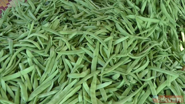 Fasulyeyi Ekleyin: Doğranmış Fasulyeleri Tencereye Alın Ve Güzelce Karıştırın. Üzerine Tuzunu Ve 1 Su Bardağı Suyu Ekleyin. (Farklı Bir Tat İçin Birkaç Dilim...