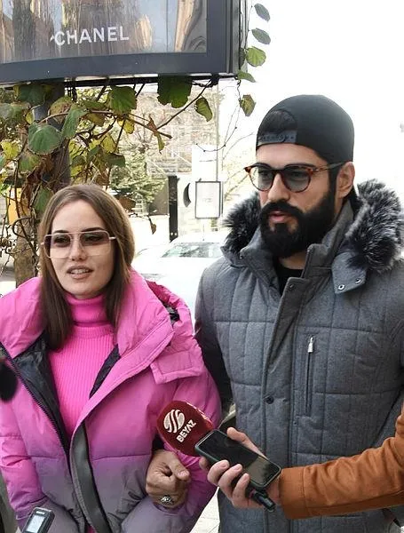 Fahriye Evcen ile Burak Özçivit, Bebek'teler: Son model spor otomobilleriyle de dikkatleri çekti-5