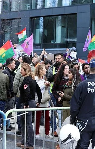 Takvim.com.tr PKK parmağına dikkat çekmişti! Brüksel'deki 'Mahsa Emini' gösterilerinde PJAK paçavraları: Dublin'den özel görüntüler