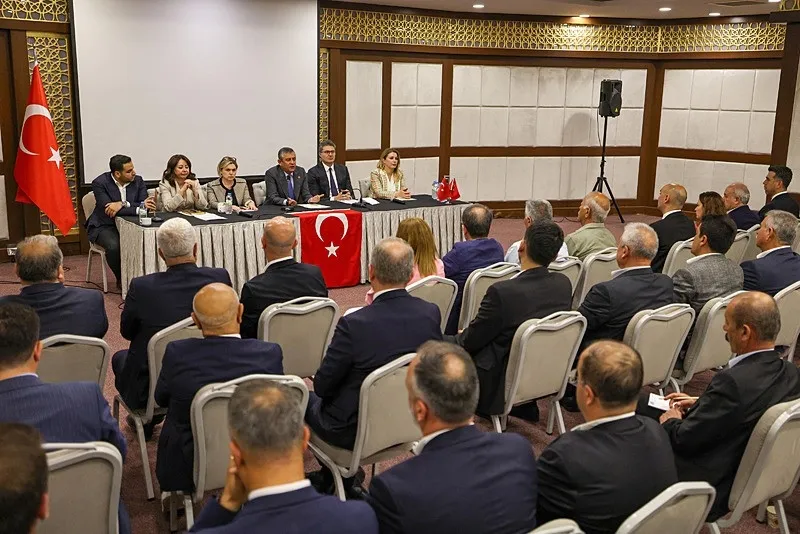 chpde-tasfiye-firtinasi-ozgur-ozelden-gerilimi-sokaga-tasiyan-cagri-1781710482159.jpeg CHP’de tasfiye fırtınası: Özgür Özel’den gerilimi sokağa taşıyan çağrı-4