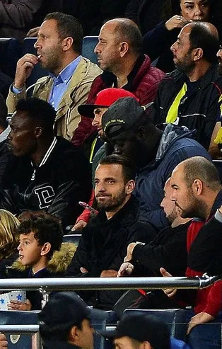 Soldado tribünden izledi