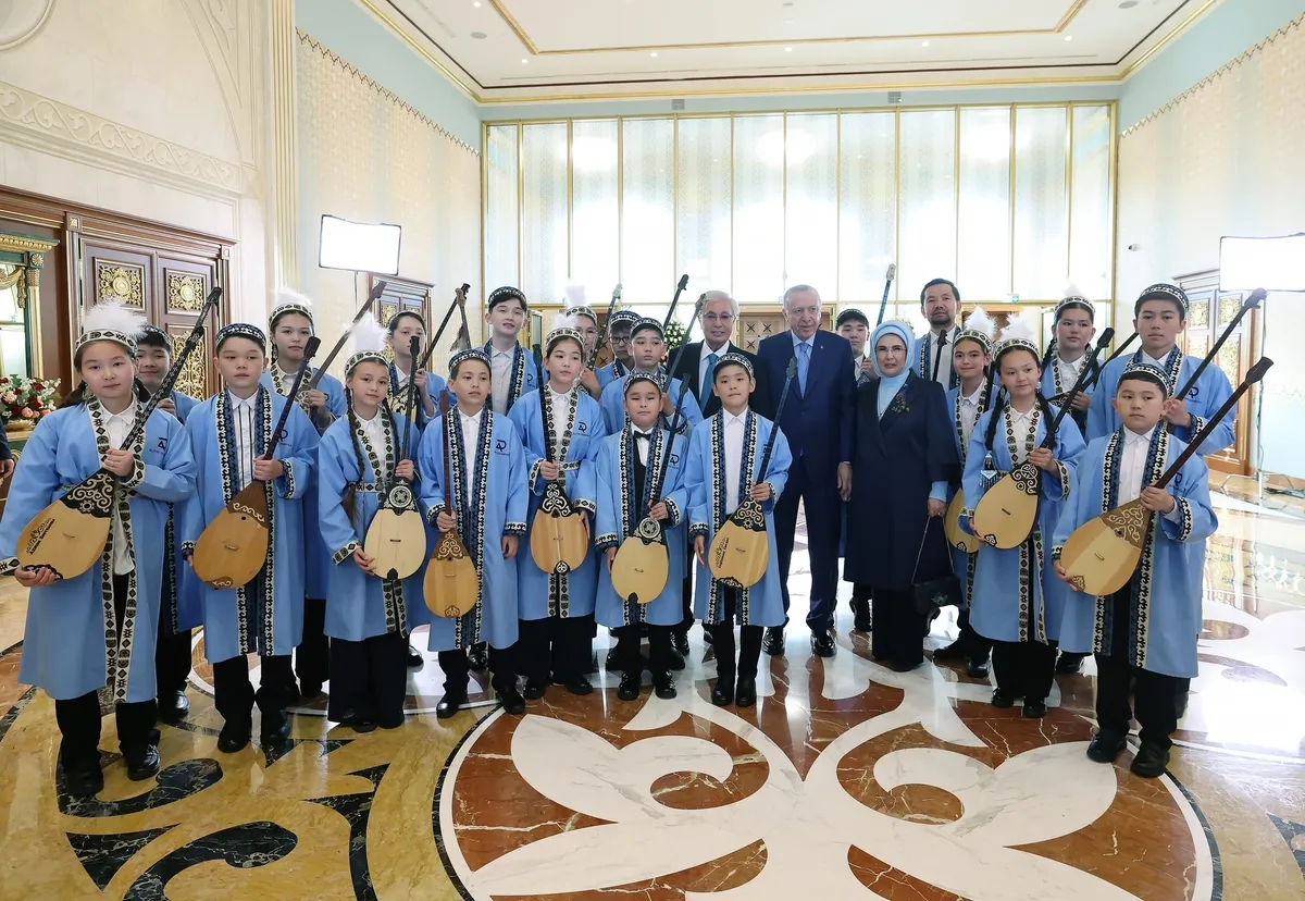 BAŞKAN ERDOĞAN'A DOMBRA İLE KARŞILAMA-3