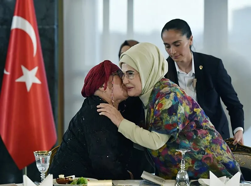 Emine Erdoğan, huzurevi sakinleriyle iftarda buluştu: "Kökleriyle bağı güçlü olan ağacı hiçbir rüzgar yıkamaz"-5