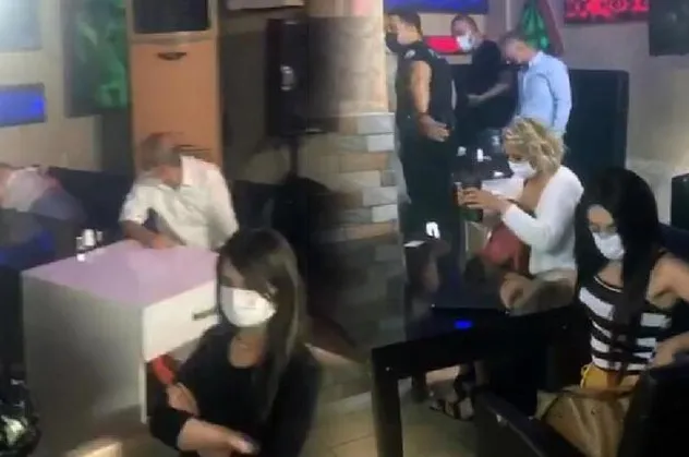 Adana'da pes dedirten görüntüler! Kapalı olması gereken bardaki 39 kişiye ceza!