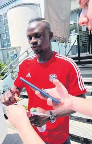 Senegalli yıldız Sadio Mane, Bambali köyüne hastane, okul, benzin istasyonu ve postane yaptırdı
