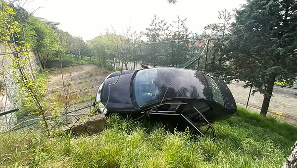 1650785000775.jpg Ortaköy'de akılalmaz kaza! Pedalları karıştırdı aşağıya uçtu-2