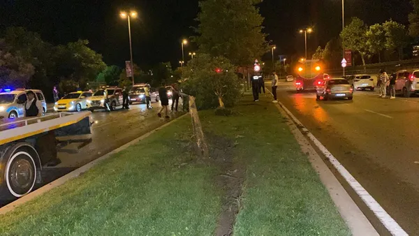 istanbul-kartalda-orta-refujdeki-agaclara-carpan-otomobil-takla-atti-yaralilar-var-1656732734565.jpg İstanbul Kartal'da orta refüjdeki ağaçlara çarpan otomobil takla attı! Yaralılar var-5