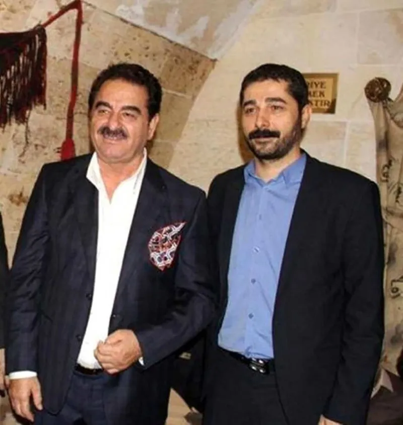 ibrahim-tatlises-kus-oldugu-oglu-ahmet-tatlises-ile-baristi-kelepceli-bulusmada-gozyaslari-sel-oldu-1775631124474.jpeg Hastanede kelepçeli buluşma! İbrahim Tatlıses’in evlatlarından peş peşe açıklamalar! Melek Zübeyde o anları anlattı: “Babam rahatsızlanınca...”-6