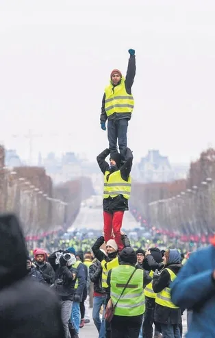 Fransa'da sarı yelekliker durmak bilmiyor!