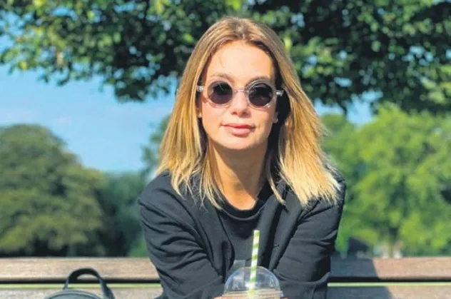 Çiğdem Batur gazeteciliğe soyundu: Londra’da kriz var!