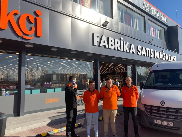 Son dakika: Ankara'da fren yerine gaza basan sürücü mağazaya daldı-2