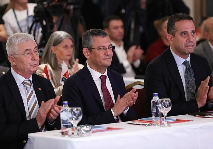 chpnin-olayli-antalya-kampinda-cift-basli-yonetim-tartismasi-imamoglu-cok-on-plana-cikti-bay-kemalistler-ozgur-1701589708355.jpeg CHP'nin olaylı Antalya kampında 'Çift başlı yönetim' tartışması: "İmamoğlu çok ön plana çıktı" | Bay Kemalistler Özgür Özel'i sıkıştırıyor-3