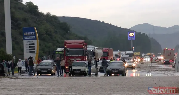 Ankara'daki sağanak yağış hayatı felç etti! Otobüsler ve insanlar mahsur kaldı! Mansur Yavaş'a tepki yağdı - 18