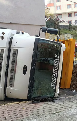 Pendik'te hafriyat kamyonu devrildi! Sokak trafiğe kapatıldı